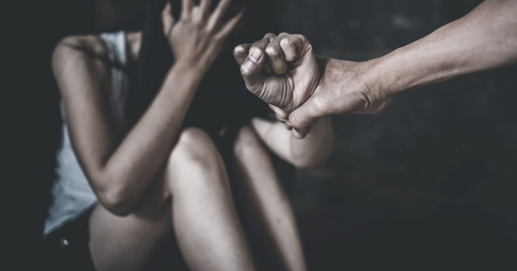„Tre’ să fi ridicat tu un pic coada”. Femeie din Vaslui, bătută deoarece a avut curajul să vorbească despre o agresiune sexuală
