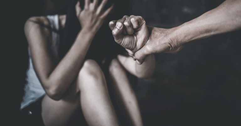 „Tre’ să fi ridicat tu un pic coada”. Femeie din Vaslui, bătută deoarece a avut curajul să vorbească despre o agresiune sexuală