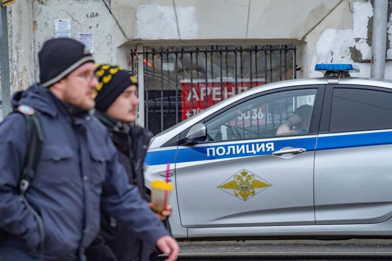 Razii de amploare în Rusia, unde bărbații sunt duși cu forţa la sediile birourilor de informare-recrutare