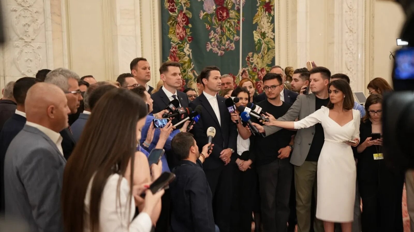 PNL cere plecări imediate după respingerea guvernului Veștea. Liberalii pregătesc sancțiuni pentru cei acuzați că au ignorat linia partidului. „PNL nu îi mai doreşte pe aceşti oameni care au trădat”