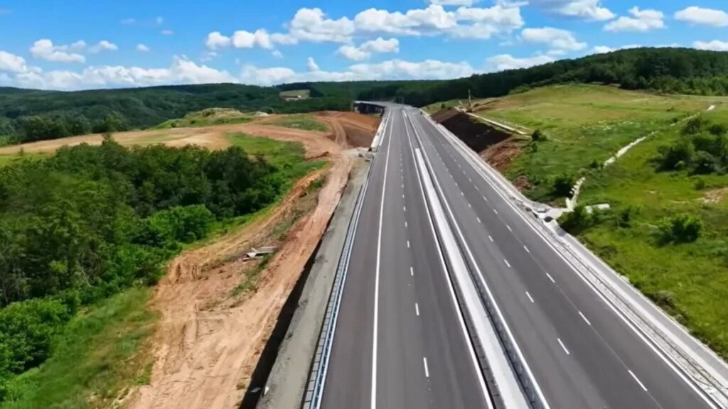 Veste bună pentru șoferi: După aproape trei ani de întârzieri, un nou tronson din Autostrada Transilvania se deschide circulației în iulie