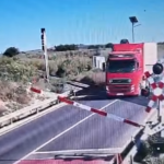 Momentul în care un șofer trece cu TIR-ul peste bariera la trecerea de cale ferată, în Constanța