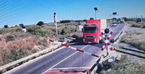 Momentul în care un șofer trece cu TIR-ul peste bariera la trecerea de cale ferată, în Constanța