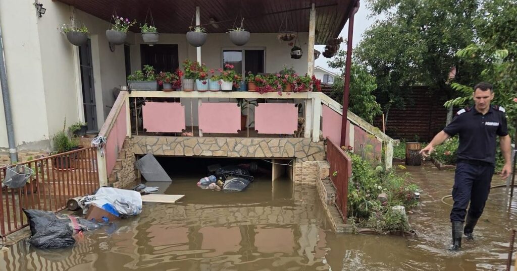 12 localități din țară afectate de fenomene meteo extreme: un spital din județul Vrancea, alimentat temporar cu generator