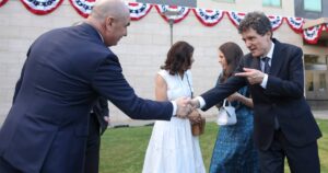 Nicușor Dan și Ilie Bolojan, întâlnire de gradul zero la Ambasada SUA. Ce i-a spus președintele premierului interimar