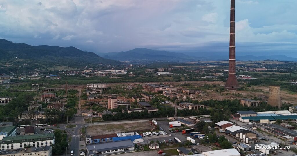 Cum arată fostul combinat Phoenix, mândria pierdută a Băii Mari. Coșul înalt de 350 de metri veghează peste zona interzisă
