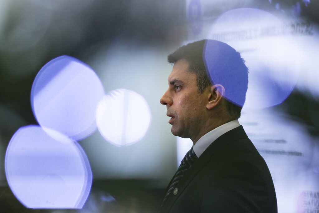 Un fost ministru al Sportului critică autoritățile din Cluj după ce au interzis steagul și imnul Rusiei la Cupa Mondială de Gimnastică Ritmică