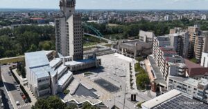 Secretele celei mai înalte clădiri administrative din România. Palatul în stil brutalist înalt de aproape 100 de metri