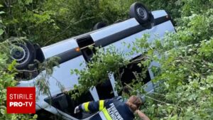 Un microbuz în care se aflau opt români a căzut într-o râpă, în Austria. Cinci femei, duse la spital