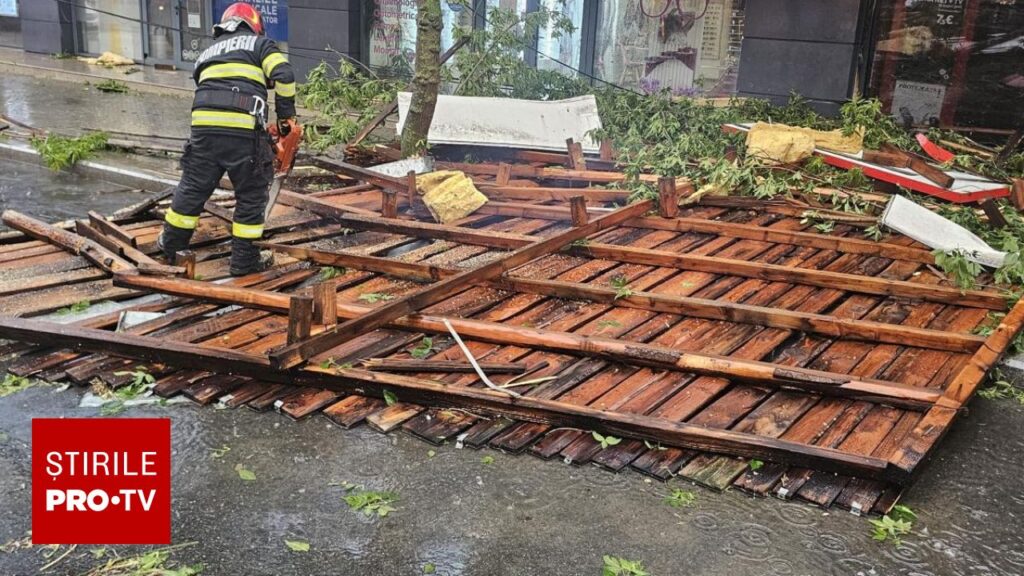 Furtunile au făcut ravagii în 6 județe. Zeci de copaci doborâți, acoperișuri smulse și 40 de mașini avariate
