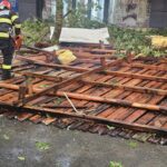 Furtunile au făcut ravagii în 6 județe. Zeci de copaci doborâți, acoperișuri smulse și 40 de mașini avariate
