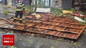 Furtunile au făcut ravagii în 6 județe. Zeci de copaci doborâți, acoperișuri smulse și 40 de mașini avariate