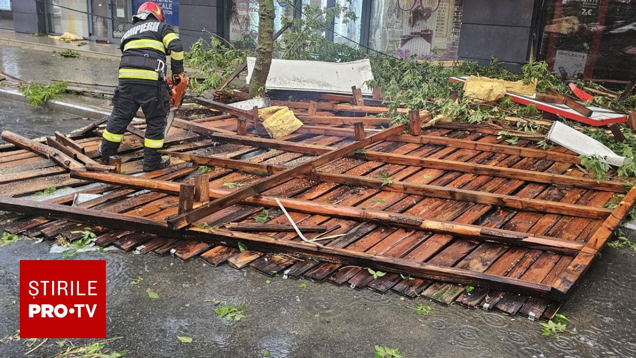 Furtunile au făcut ravagii în 6 județe. Zeci de copaci doborâți, acoperișuri smulse și 40 de mașini avariate
