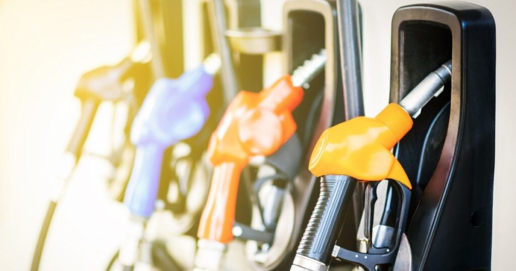 Vot decisiv în Parlament: se decide prelungirea reducerii accizei la motorină și a plafonării prețurilor la carburanți