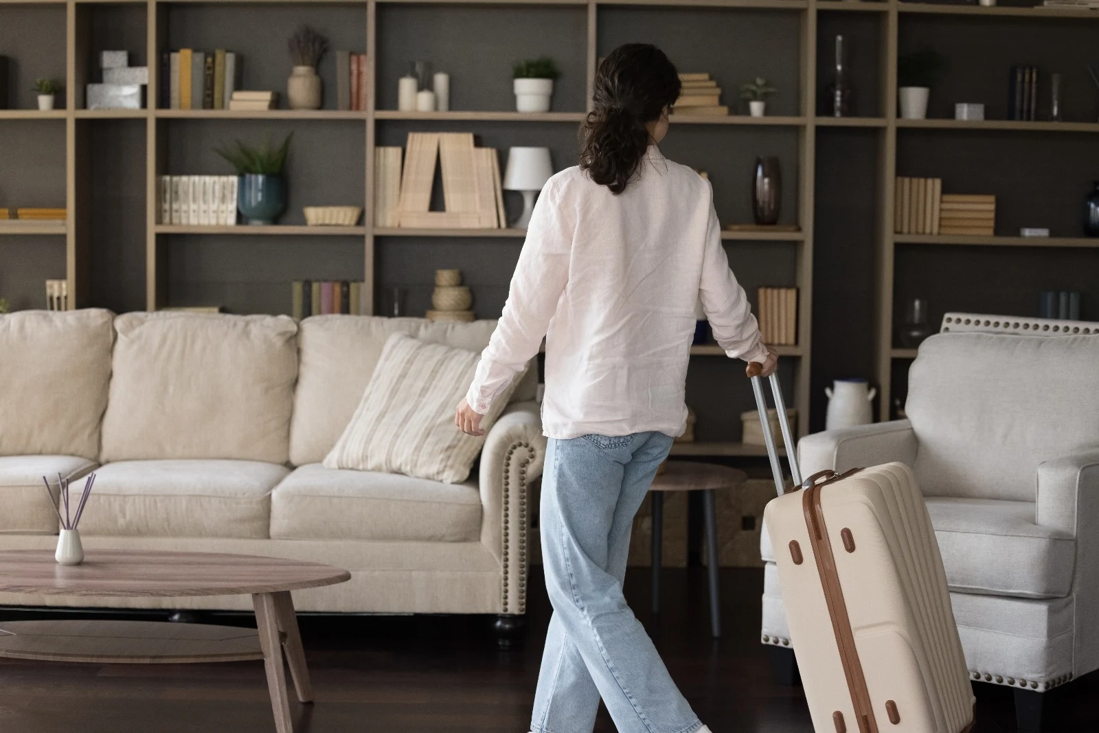 O tânără se mută în apartamentul pe care l-a închiriat