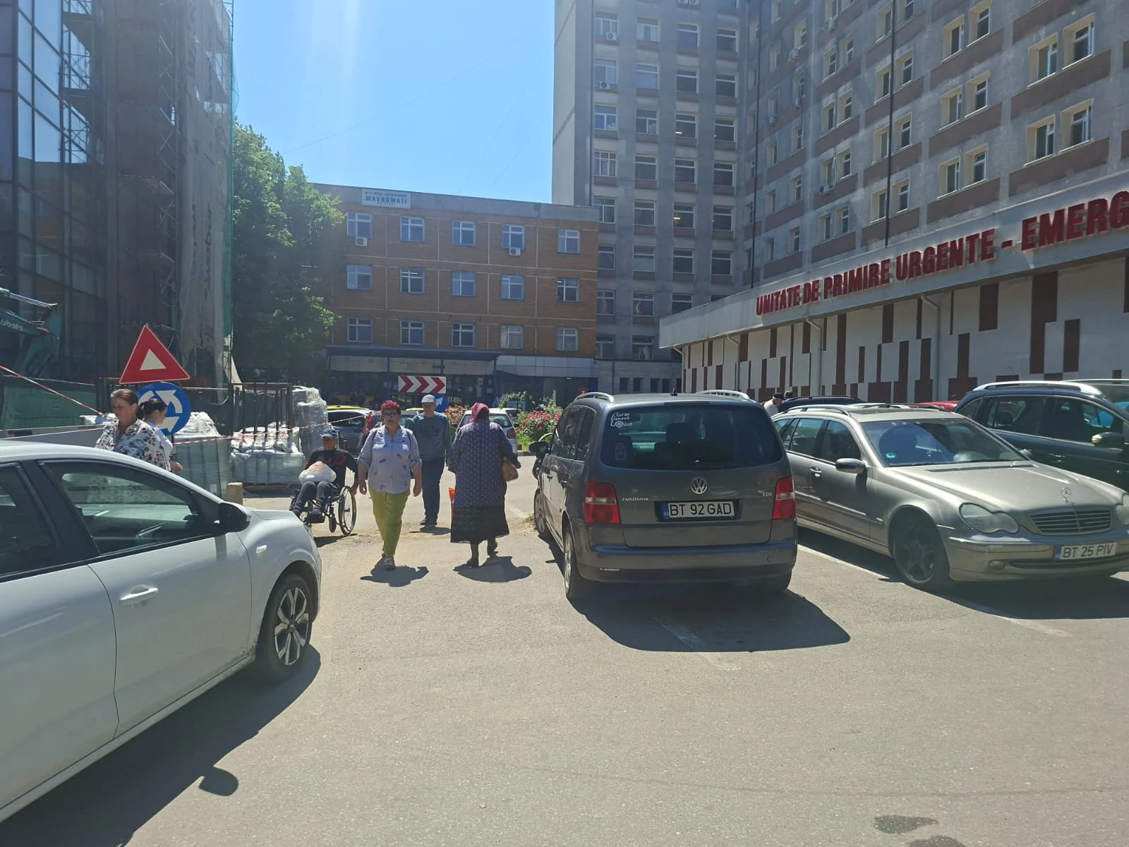 Oameni, mașini se chinuie să intre către spital