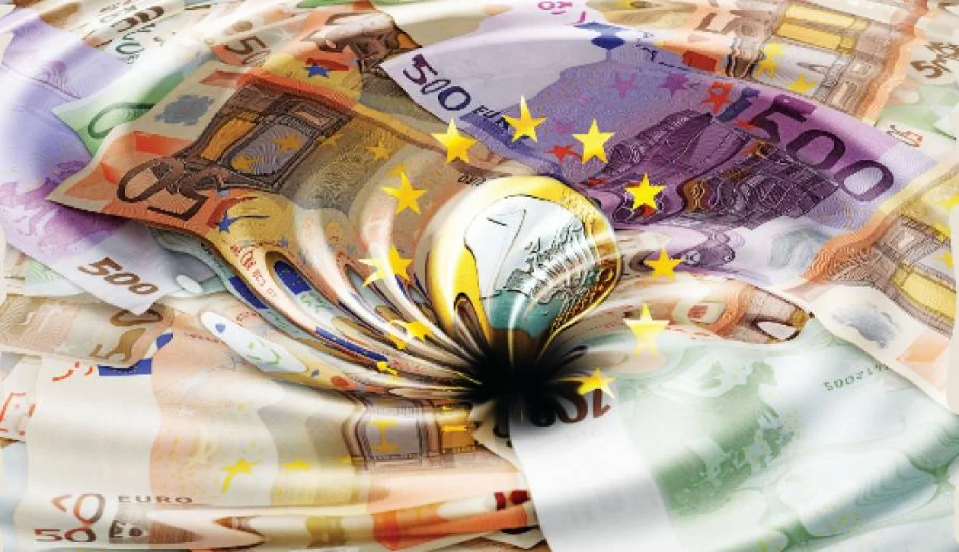 Vârtej de bancnote de 50 și 500 de euro, sugerând pierderea fondurilor europene