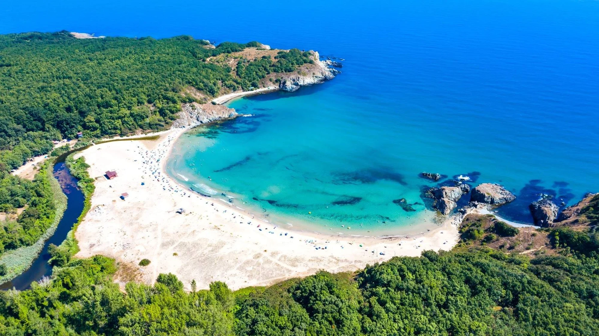 Autoritățile sanitare din Bulgaria au interzis temporar &icirc;notul pe una dintre plaje. FOTO: IStock 