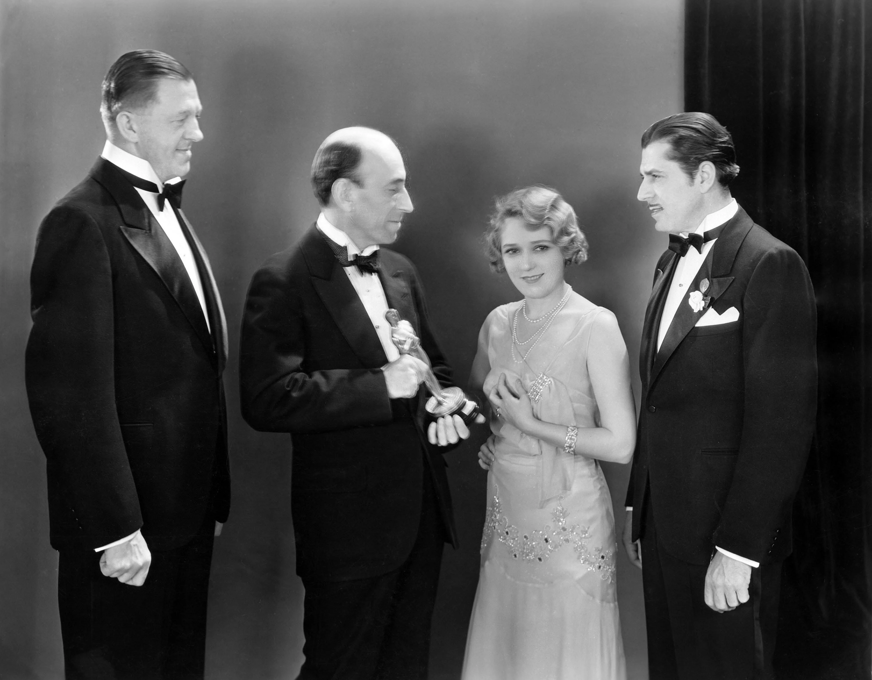 mary Pickford primeste Oscarul