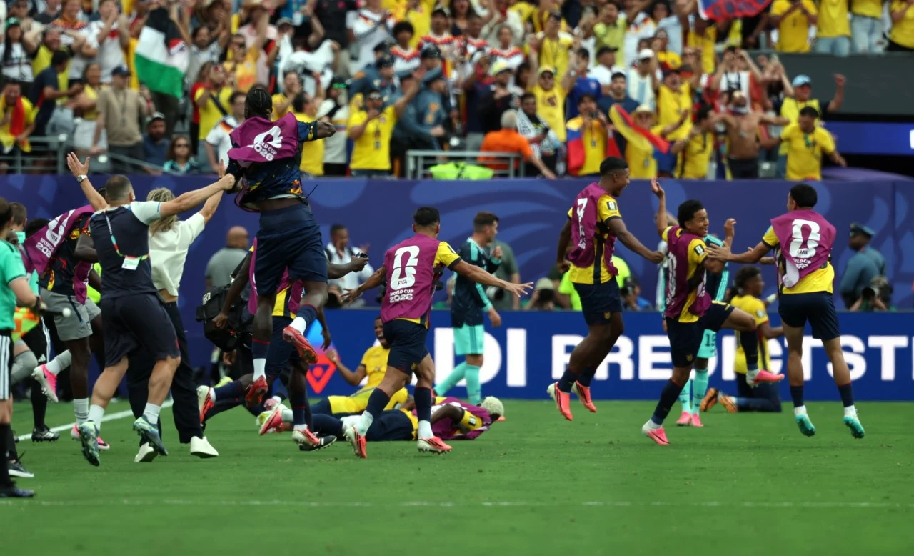 Jucătorii din Ecuador s-au bucurat pentru un succes care &icirc;i poate duce &icirc;n &bdquo;16&rdquo;-imi (Foto: EPAImages)