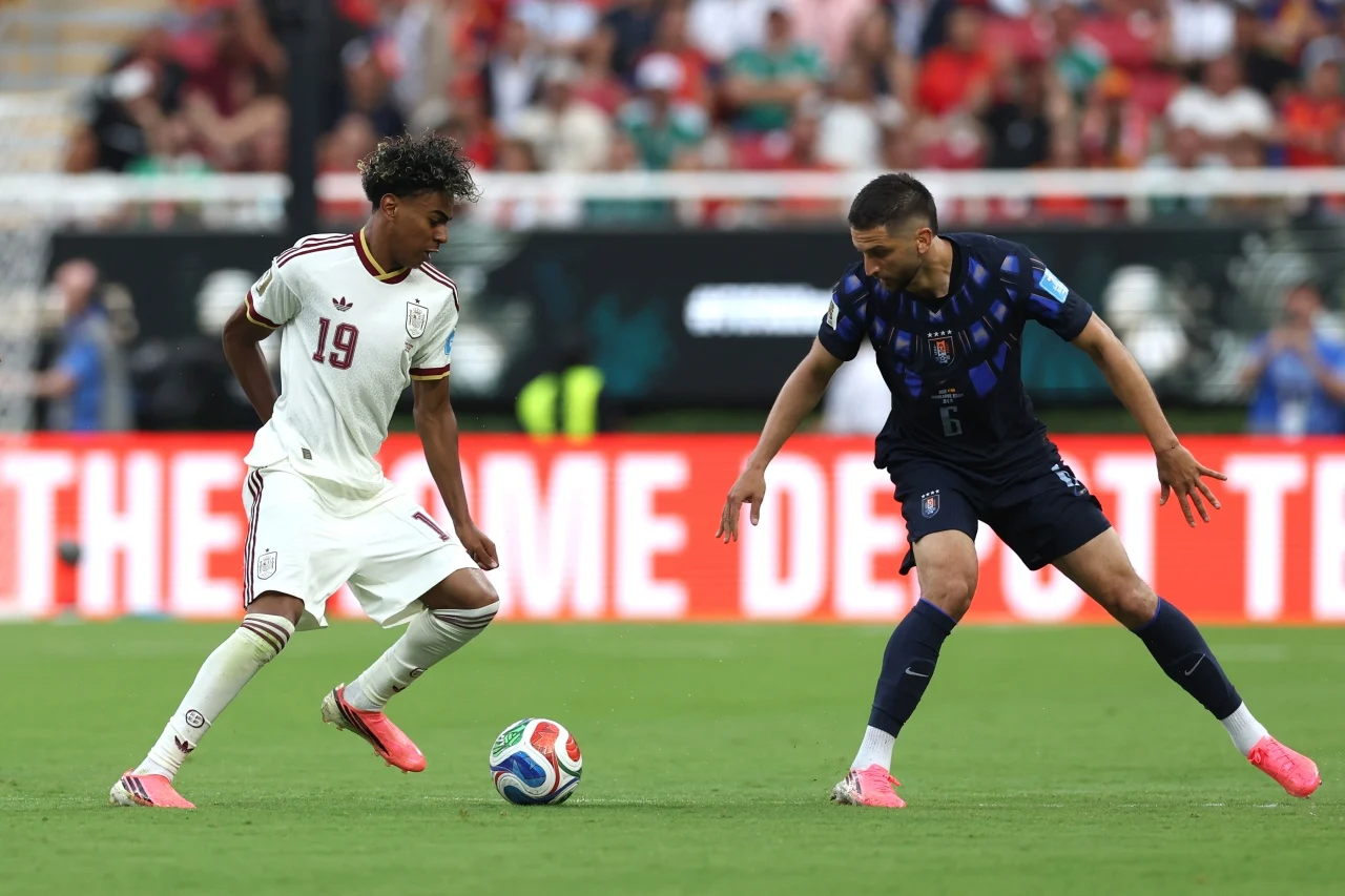 Rodrigo Bentancur &icirc;ncearcă să-l oprească pe Lamine Yamal (Foto: EPAImages)