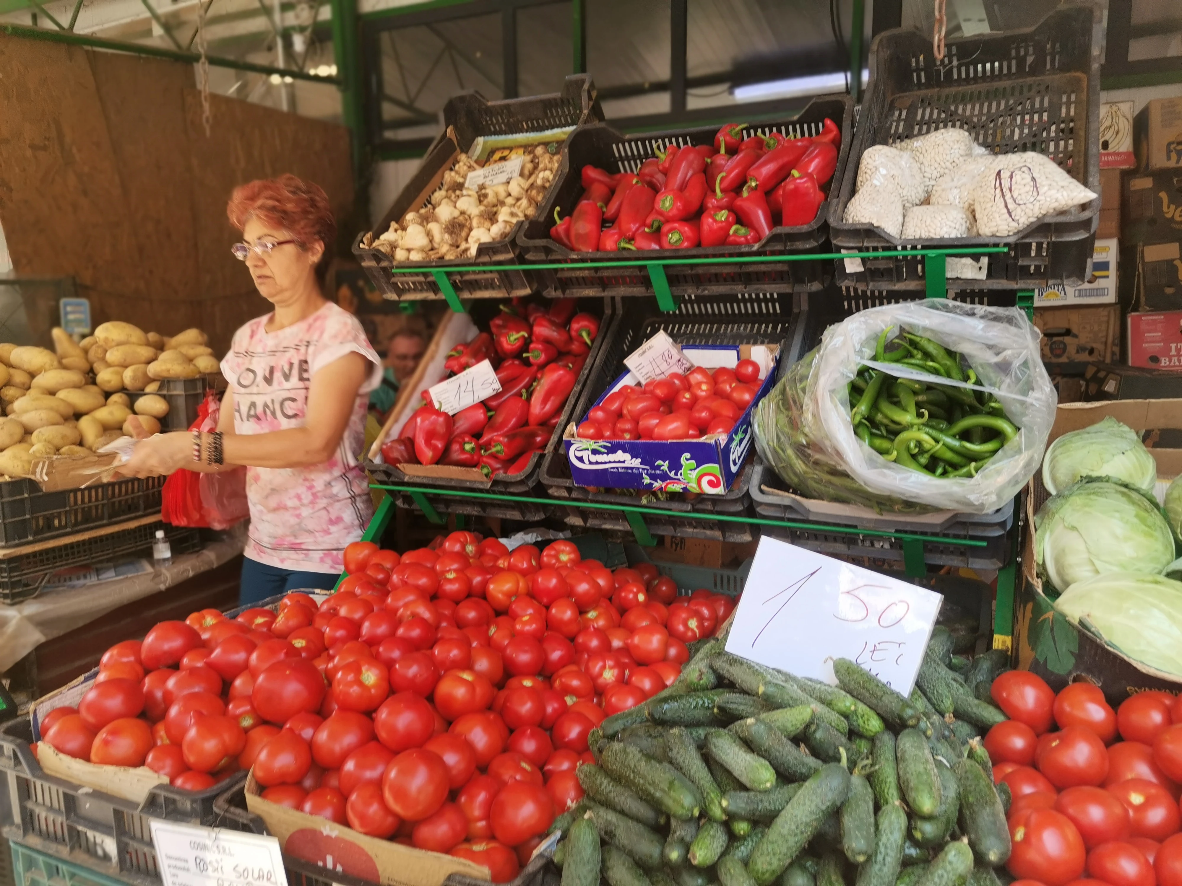 Legumele și fructele de sezon sunt din Rom&acirc;nia, dau comercianții asigurări FOTO: Alina Mitran