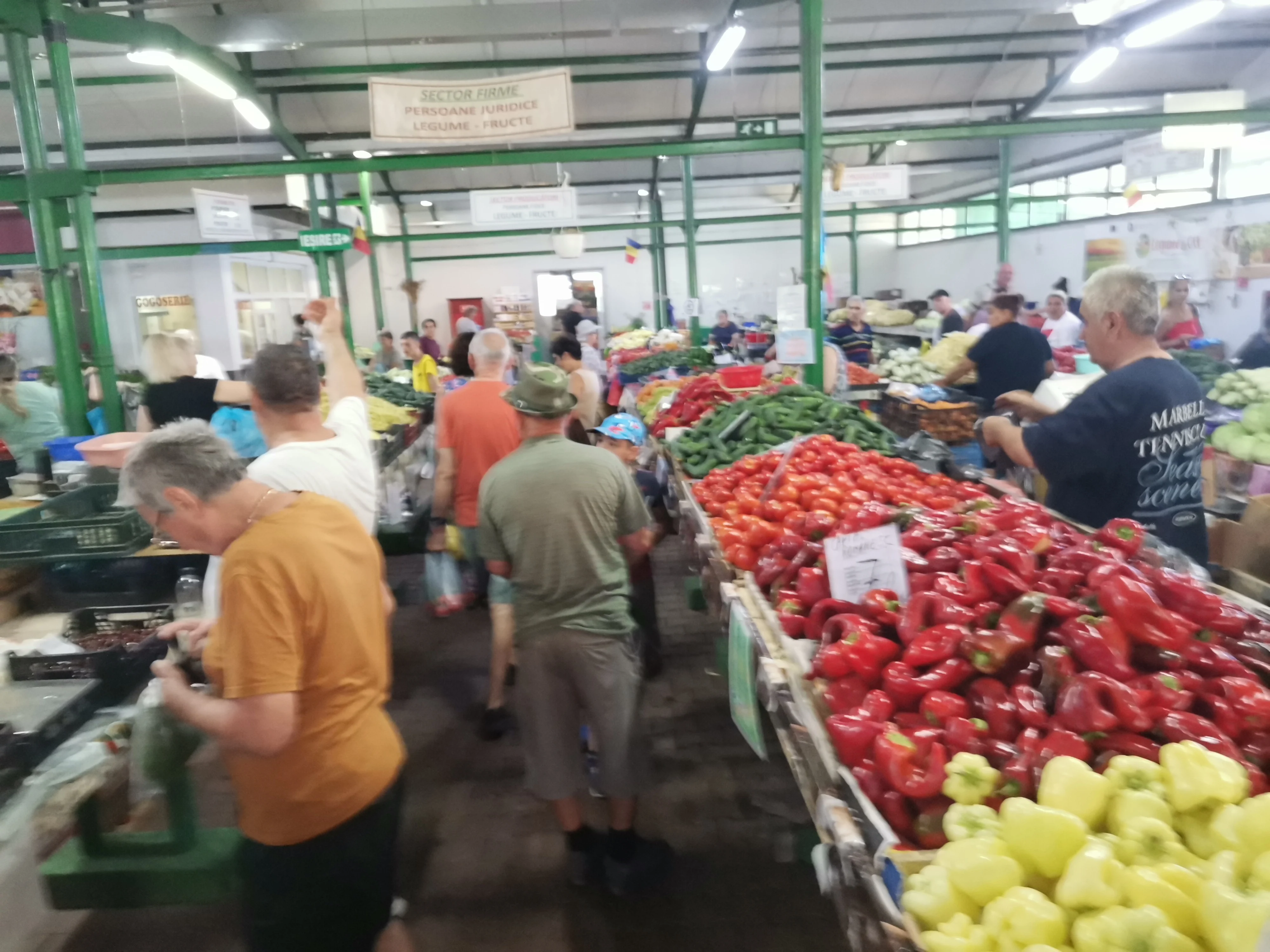 &Icirc;n piață nu mai vin oamenii cu bani, se pl&acirc;ng comercianții FOTO: Alina Mitran