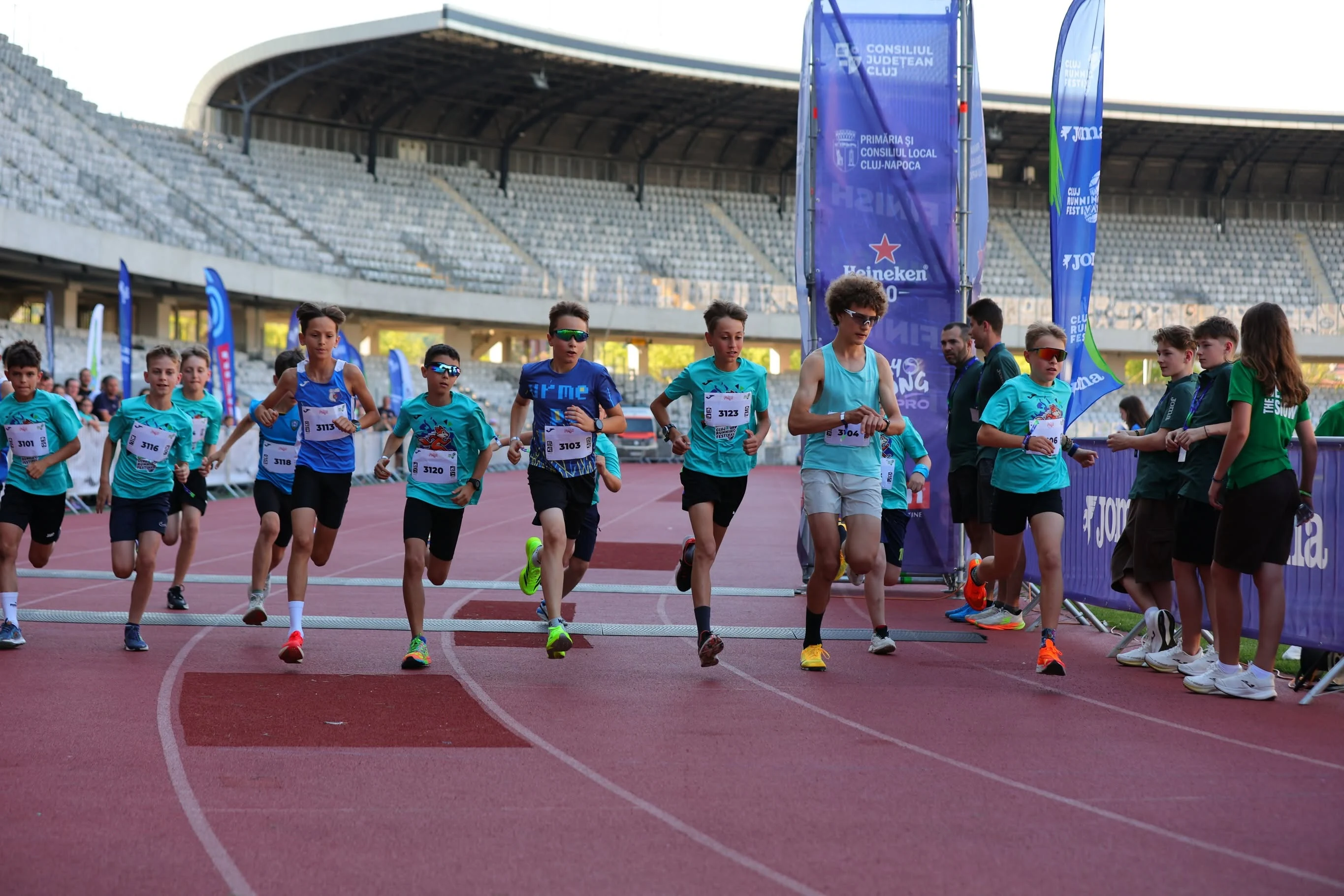 Copiii s-au &icirc;ntrecut pe pista Cluj Arena, s&acirc;mbătă, 27 iunie (Foto: Cluj Running Festival)