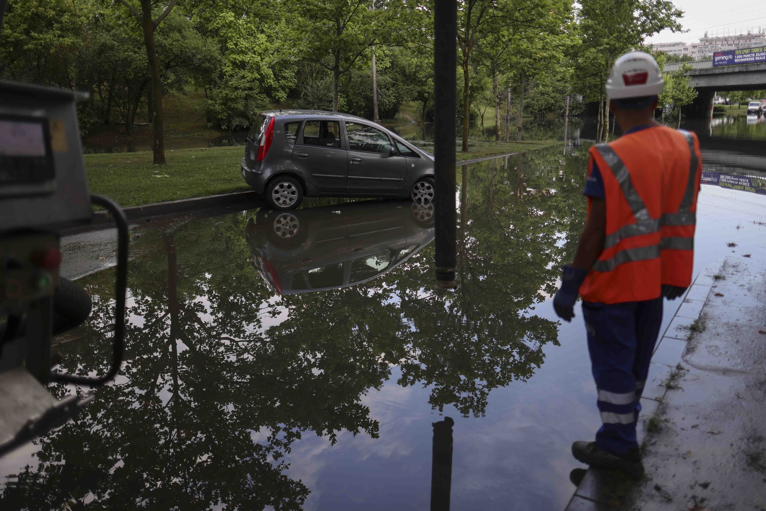 VIDEO. Al patrulea RO-ALERT al serii, după miezul nopții. Cod roșu prelungit. Fulgerele au brăzdat cerul Bucureștiului. Mașini înghițite de ape. Traficul a fost restricționat în centrul Capitalei, un acoperiș era în pericol să cadă
