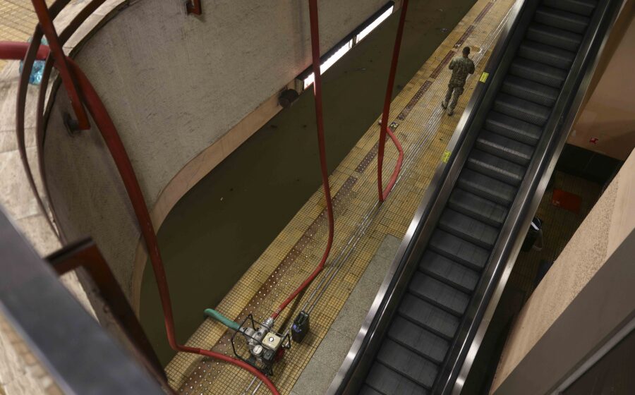 După 28 de ore, stația de metrou Piața Victoriei 2 s-a redeschis. Imagini din subteran, publicate de ministrul Transporturilor