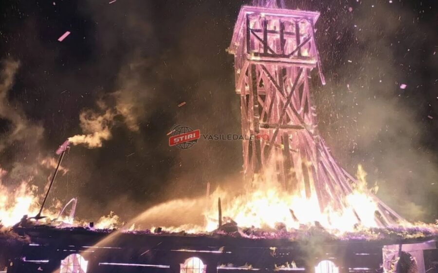 VIDEO O biserică veche de peste 350 de ani a ars ca o torță: Pompierii au intervenit, dar nu au mai reușit să salveze lăcașul de cult