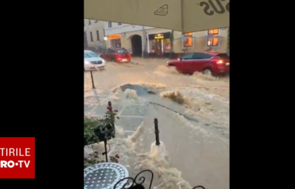 Ploi torențiale în Brașov și Sibiu. Șuvoaiele de apă au smuls bucăți din asfalt. VIDEO