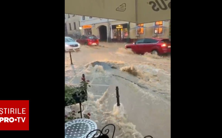 Ploi torențiale în Brașov și Sibiu. Șuvoaiele de apă au smuls bucăți din asfalt. VIDEO