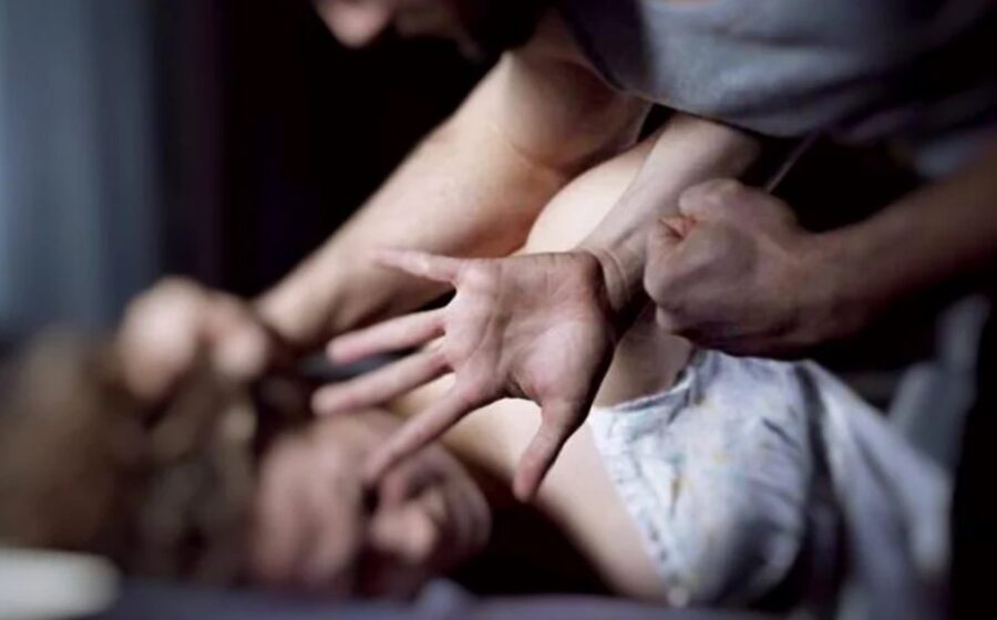Caz de o cruzime rară în Arad: Femeie sechestrată și abuzată sexual de cinci bărbați. Agresorii au fost arestați