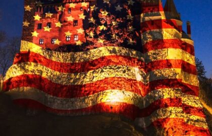 Castelul Bran, luminat în culorile drapelului american de Ziua Independenței SUA