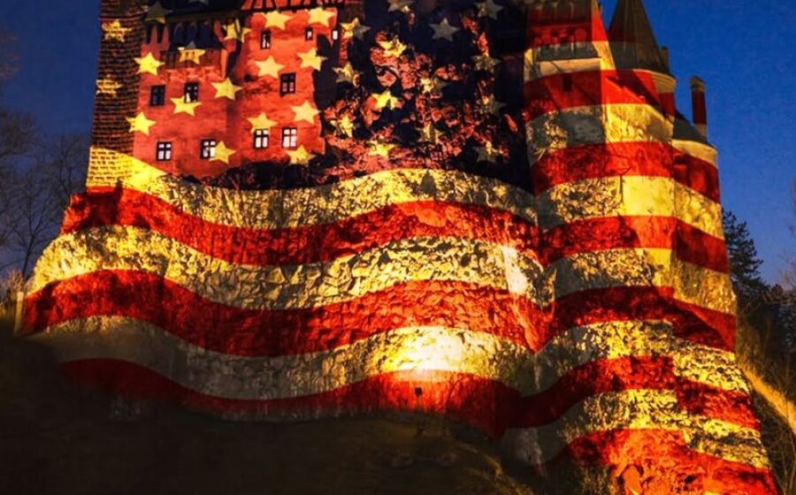 Castelul Bran, luminat în culorile drapelului american de Ziua Independenței SUA