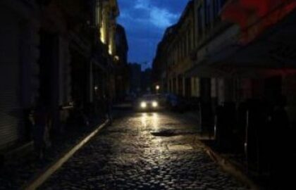 Mii de treceri de pietoni din România au rămas capcane mortale în întuneric la patru ani de la apariția legii care obliga primăriile să le ilumineze