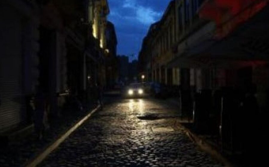 Mii de treceri de pietoni din România au rămas capcane mortale în întuneric la patru ani de la apariția legii care obliga primăriile să le ilumineze