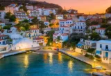 Ai văzut „kuver” pe bon în Grecia? Ce înseamnă această taxă și cum poți evita să plătești în plus