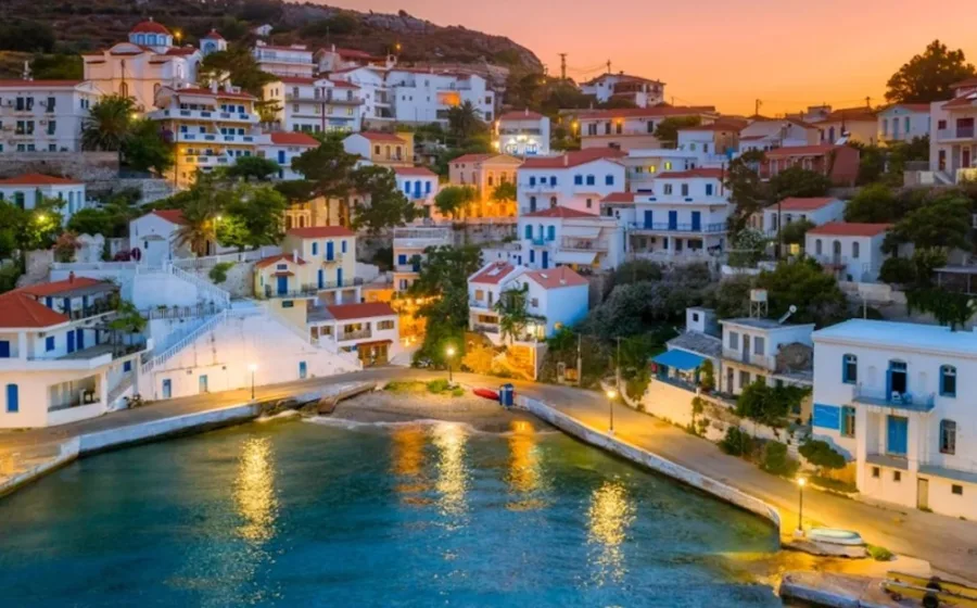 Ai văzut „kuver” pe bon în Grecia? Ce înseamnă această taxă și cum poți evita să plătești în plus
