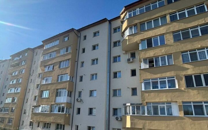Scuturarea covoarelor pe geam sau balcon va fi sancționată în Alba Iulia. Ce amenzi prevede noul regulament