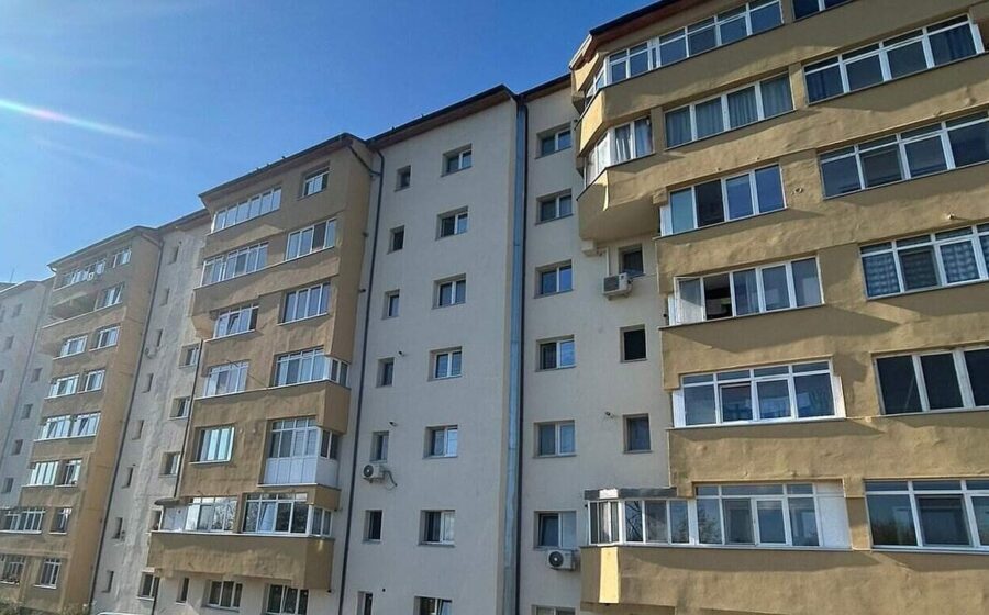 Scuturarea covoarelor pe geam sau balcon va fi sancționată în Alba Iulia. Ce amenzi prevede noul regulament