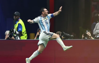 Nebunie de meci la Cupa Mondială! Argentina lui Messi are o revenire istorică în fața Egiptului lui Salah și se califică în sferturi