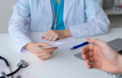 Entorsă sau insolație? Cât plătesc românii pentru o vizită la medic în Grecia. Majoritatea turiștilor aleg spitalele private
