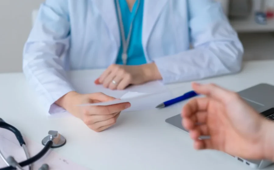 Entorsă sau insolație? Cât plătesc românii pentru o vizită la medic în Grecia. Majoritatea turiștilor aleg spitalele private