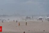 Furtună de nisip pe plajele din Eforie Nord. Salvamarii avertizează turiștii să evite să intre în apă | VIDEO