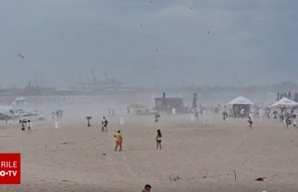 Furtună de nisip pe plajele din Eforie Nord. Salvamarii avertizează turiștii să evite să intre în apă | VIDEO