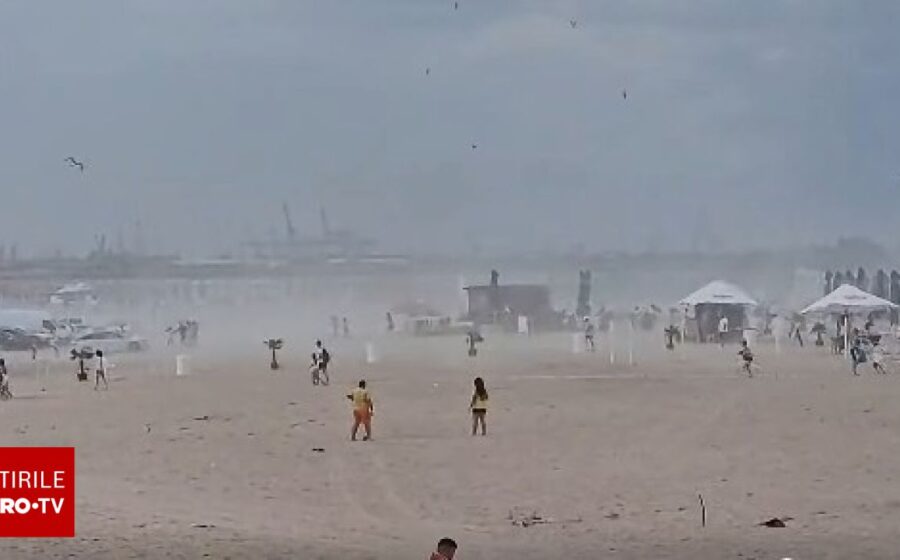 Furtună de nisip pe plajele din Eforie Nord. Salvamarii avertizează turiștii să evite să intre în apă | VIDEO