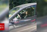 O femeie a fost filmată în timp ce dormea la volan într-o Tesla, pe o autostradă din Canada | VIDEO