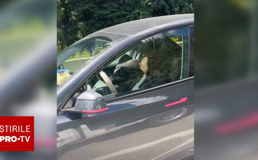 O femeie a fost filmată în timp ce dormea la volan într-o Tesla, pe o autostradă din Canada | VIDEO